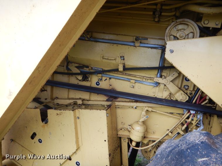 image for item IP9891 1986 New Holland TR86  RWA combine