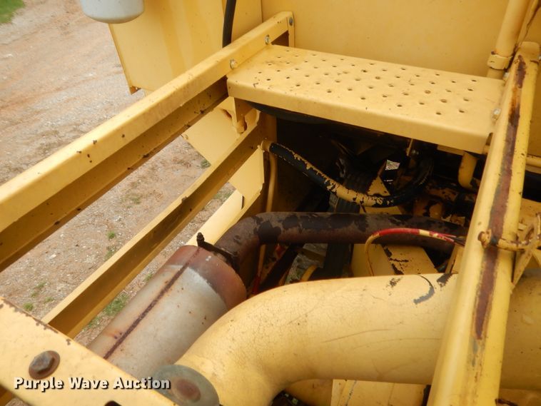 image for item IP9891 1986 New Holland TR86  RWA combine