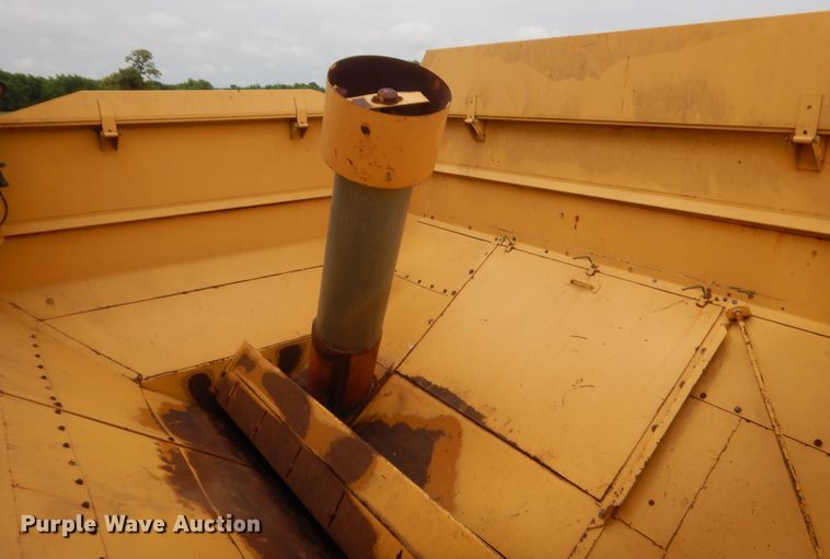 image for item IP9891 1986 New Holland TR86  RWA combine