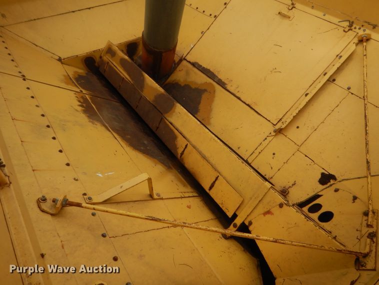 image for item IP9891 1986 New Holland TR86  RWA combine