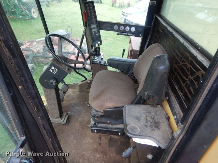 image for item IP9891 1986 New Holland TR86  RWA combine