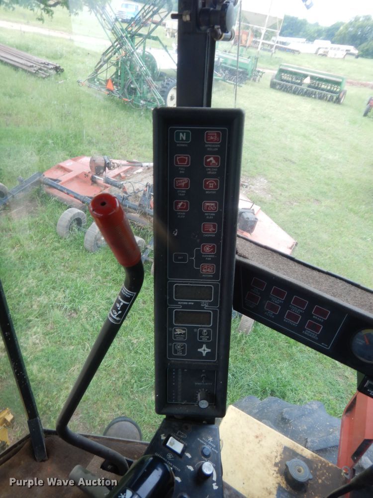 image for item IP9891 1986 New Holland TR86  RWA combine