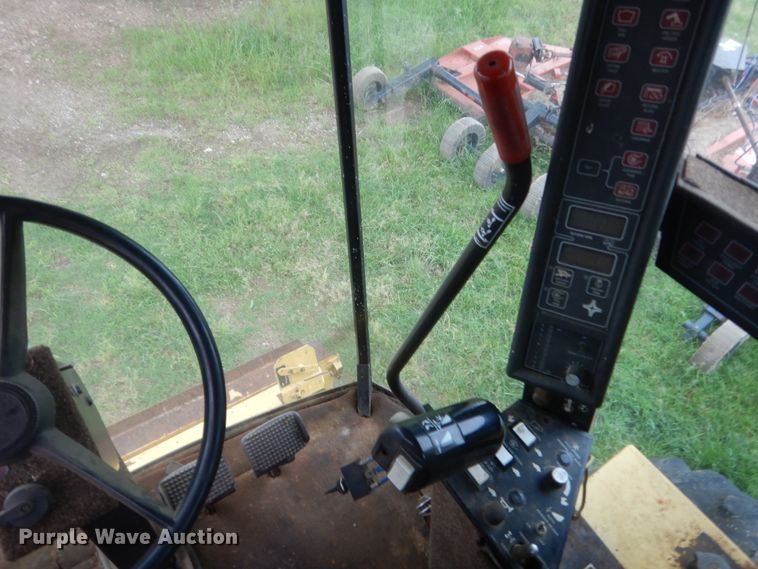 image for item IP9891 1986 New Holland TR86  RWA combine