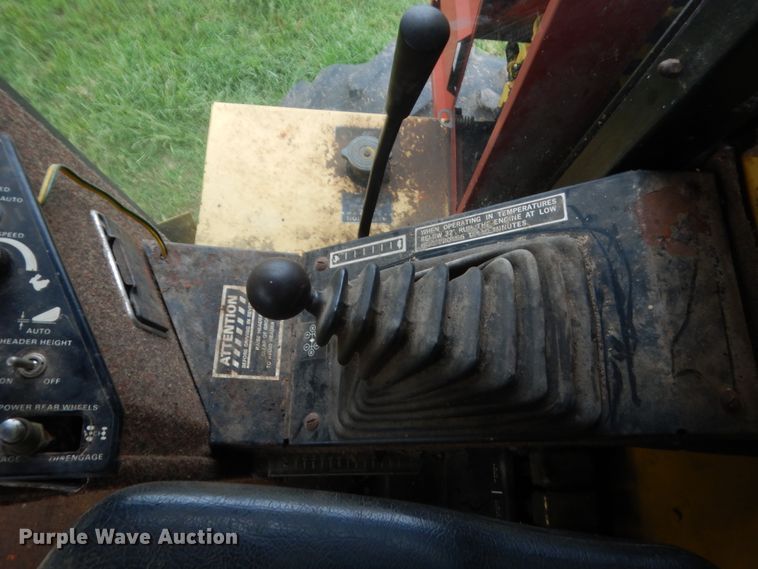 image for item IP9891 1986 New Holland TR86  RWA combine