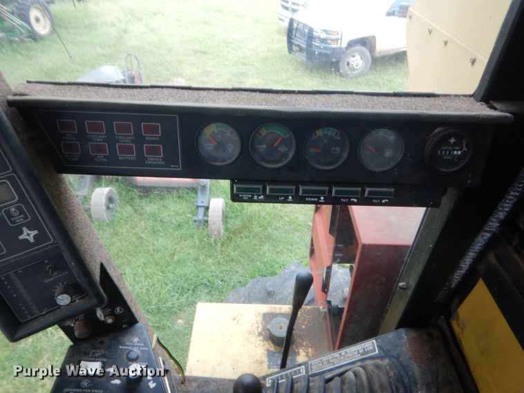 image for item IP9891 1986 New Holland TR86  RWA combine