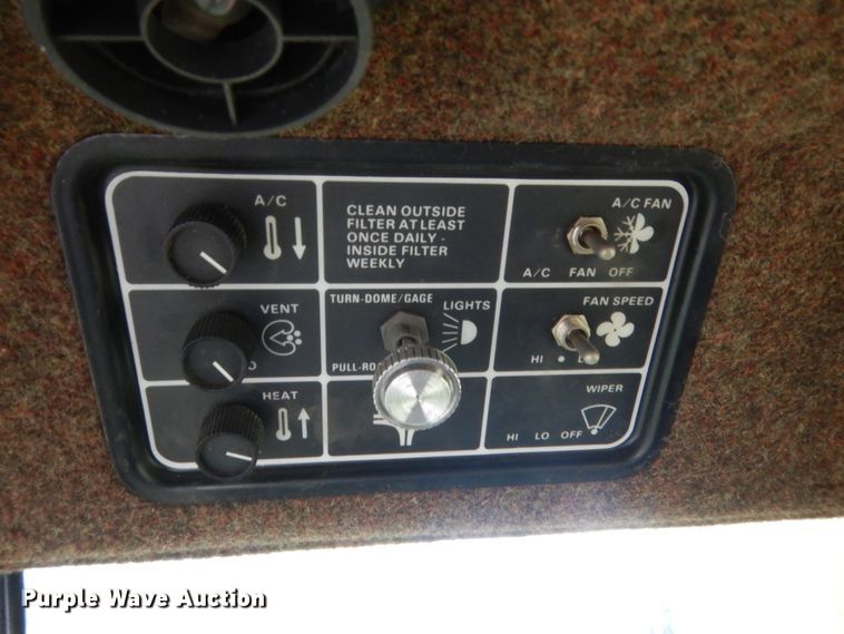 image for item IP9891 1986 New Holland TR86  RWA combine