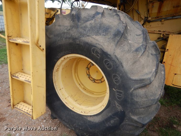 image for item IP9891 1986 New Holland TR86  RWA combine