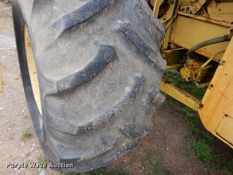 image for item IP9891 1986 New Holland TR86  RWA combine