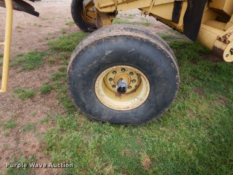 image for item IP9891 1986 New Holland TR86  RWA combine