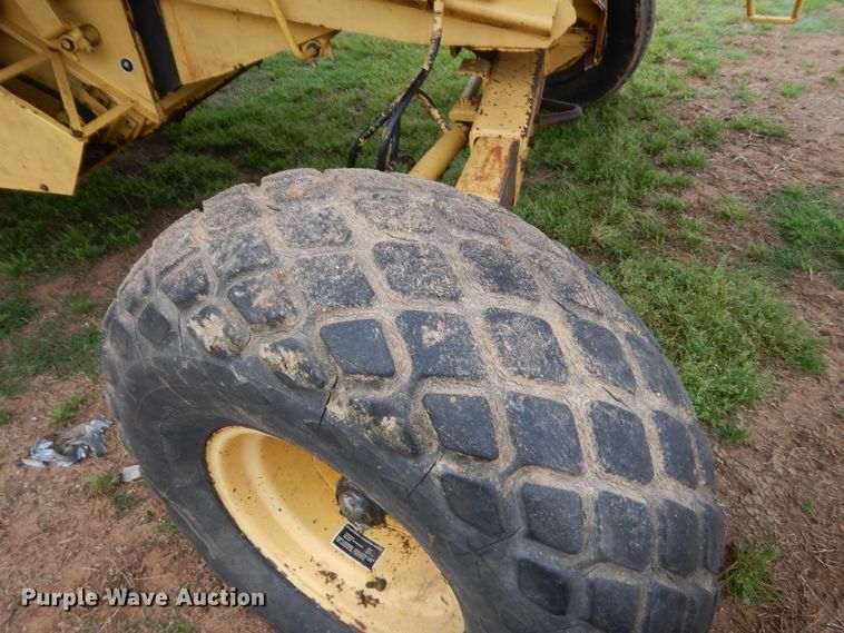 image for item IP9891 1986 New Holland TR86  RWA combine