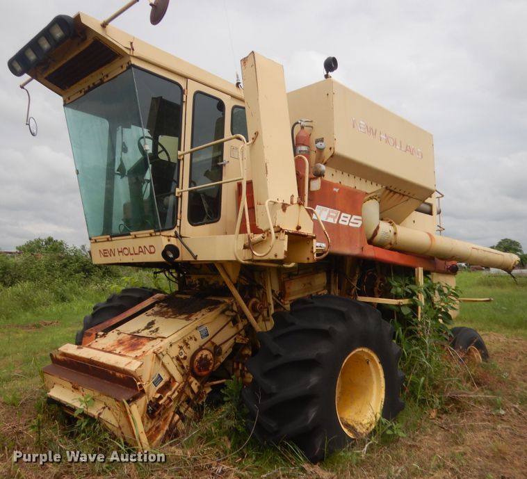 image for item IP9896 1982 New Holland TR85  combine