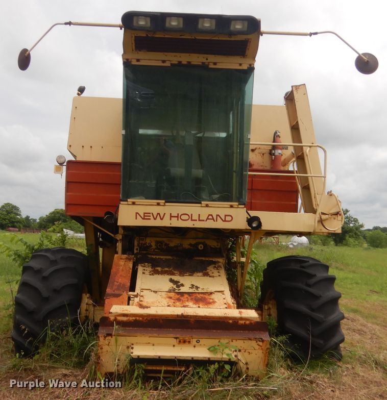 image for item IP9896 1982 New Holland TR85  combine