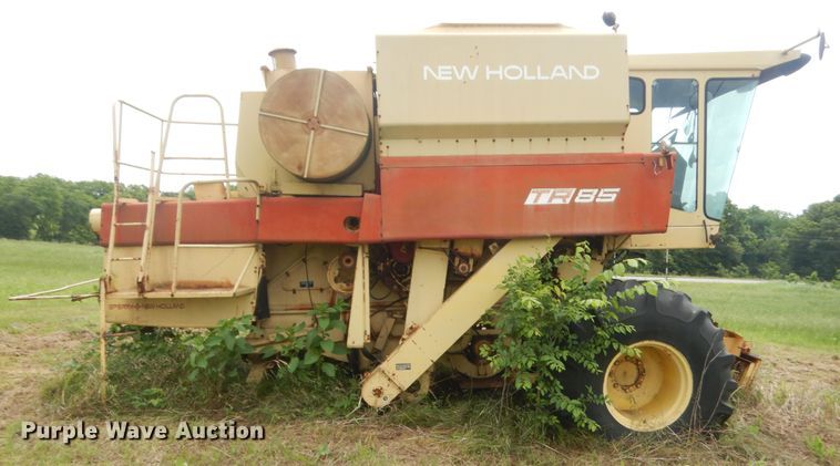image for item IP9896 1982 New Holland TR85  combine