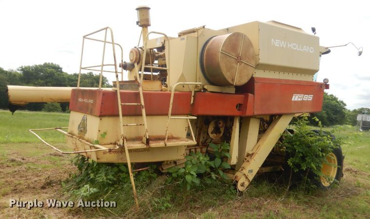 image for item IP9896 1982 New Holland TR85  combine