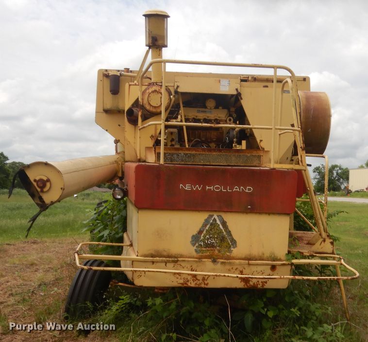 image for item IP9896 1982 New Holland TR85  combine