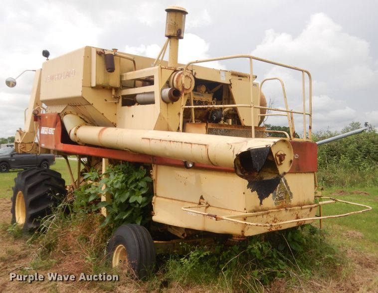 image for item IP9896 1982 New Holland TR85  combine