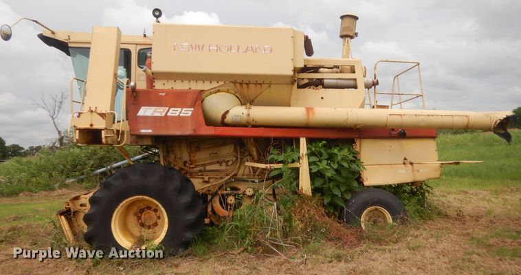 image for item IP9896 1982 New Holland TR85  combine