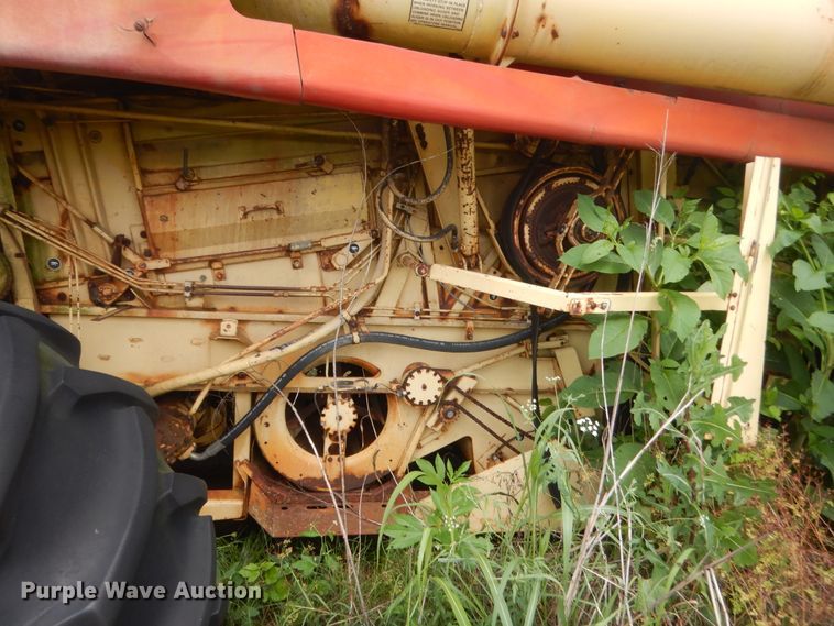 image for item IP9896 1982 New Holland TR85  combine