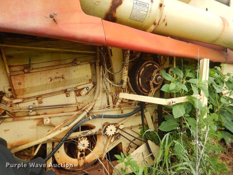 image for item IP9896 1982 New Holland TR85  combine