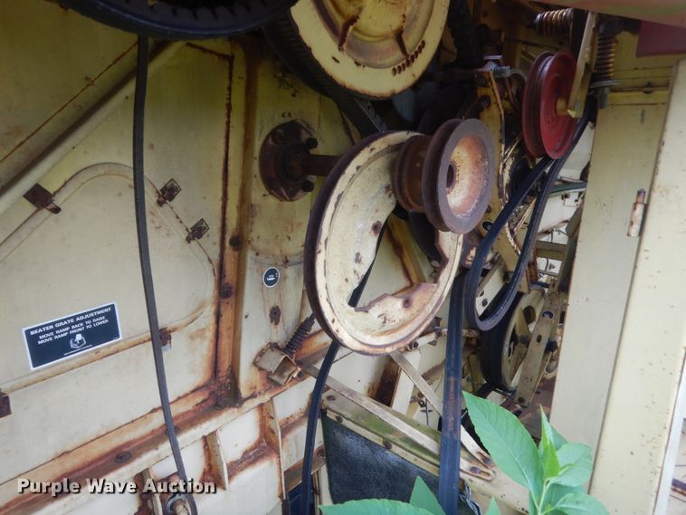 image for item IP9896 1982 New Holland TR85  combine