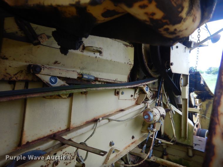 image for item IP9896 1982 New Holland TR85  combine