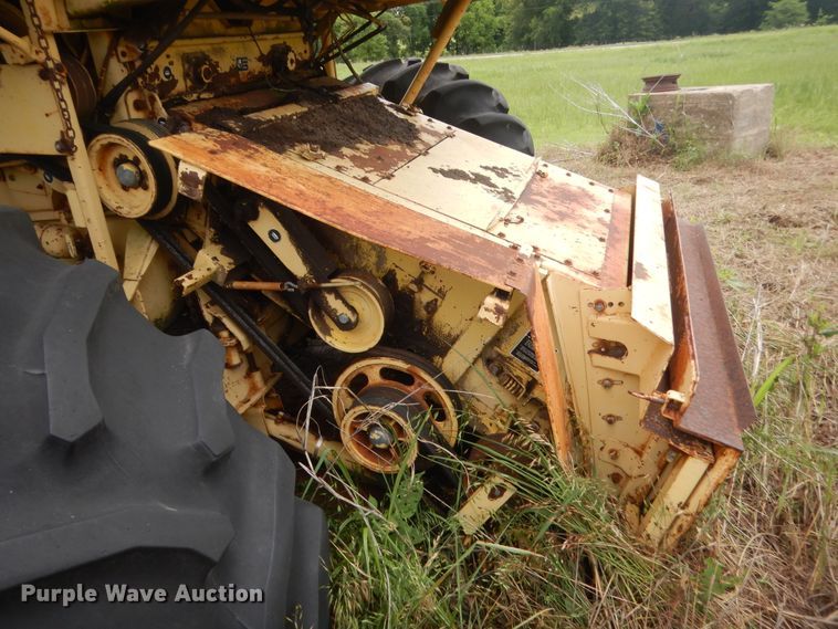 image for item IP9896 1982 New Holland TR85  combine