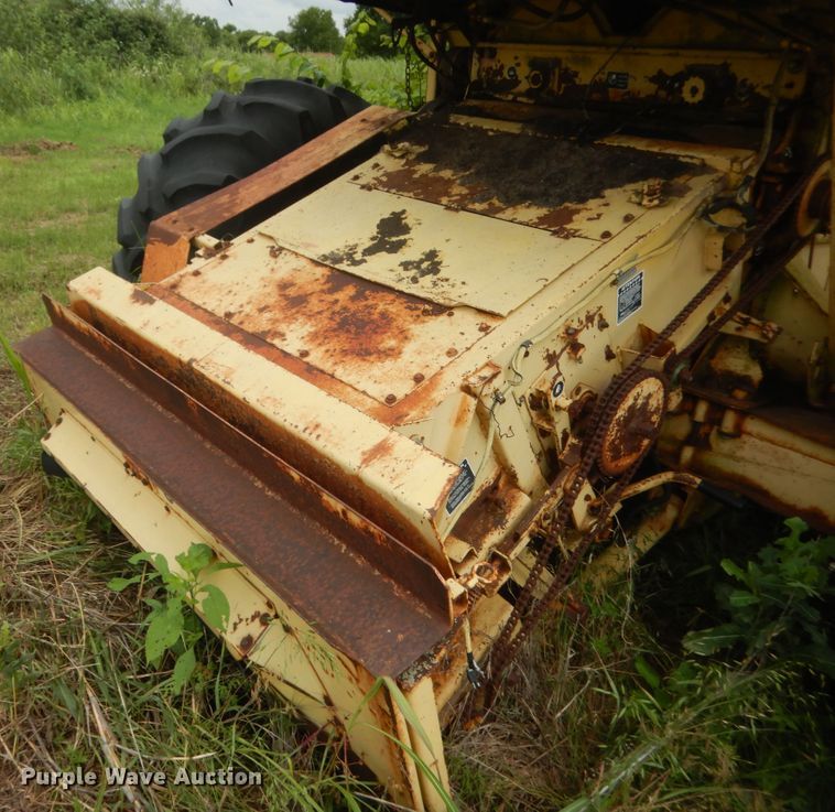 image for item IP9896 1982 New Holland TR85  combine