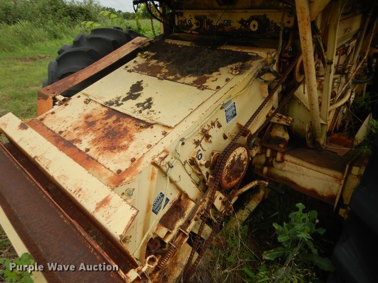 image for item IP9896 1982 New Holland TR85  combine