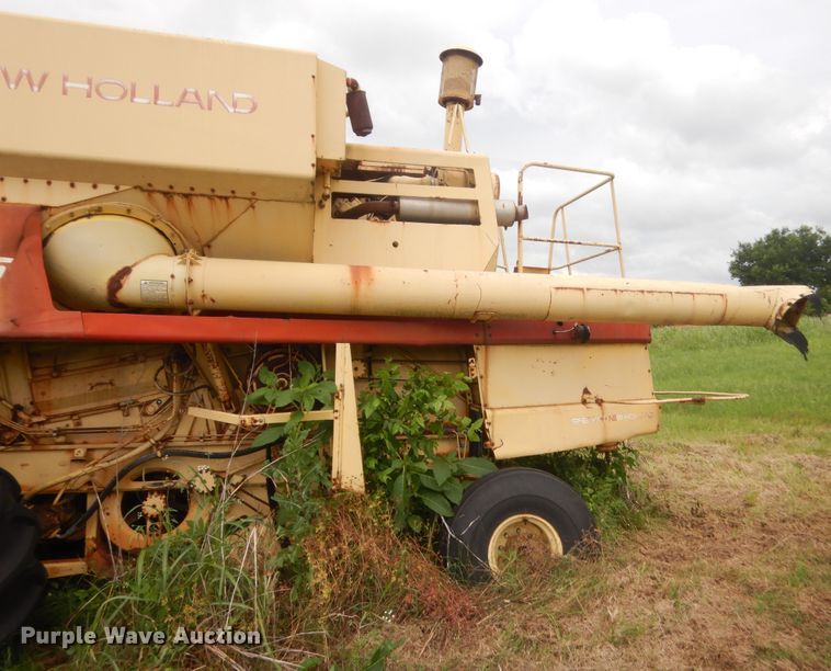 image for item IP9896 1982 New Holland TR85  combine