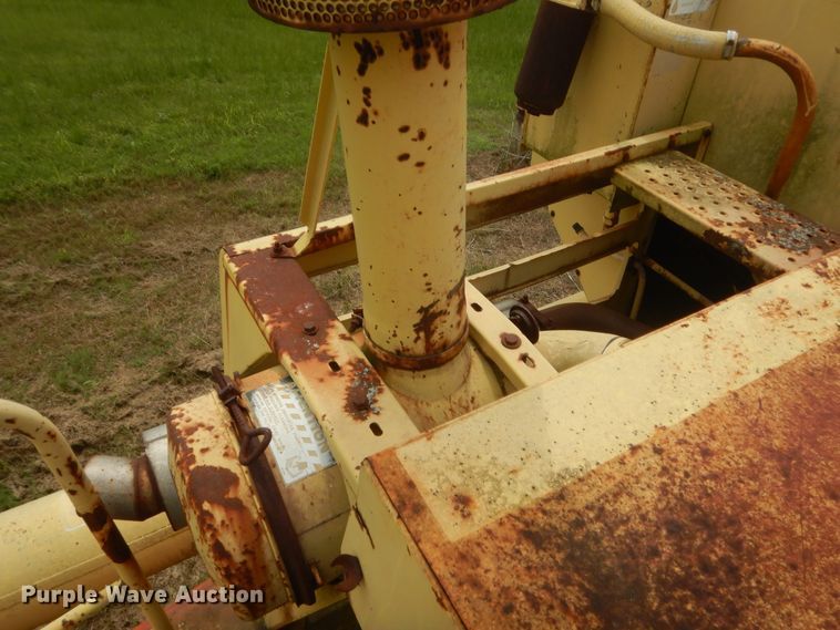 image for item IP9896 1982 New Holland TR85  combine