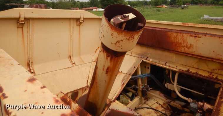 image for item IP9896 1982 New Holland TR85  combine