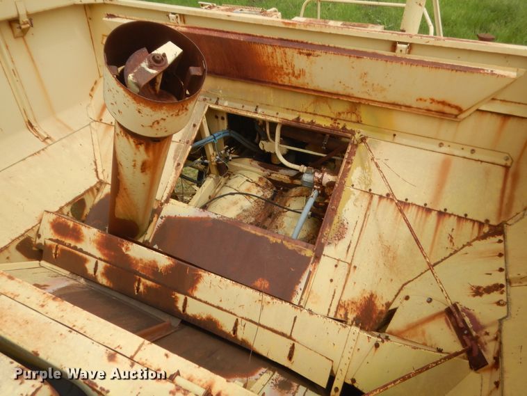 image for item IP9896 1982 New Holland TR85  combine