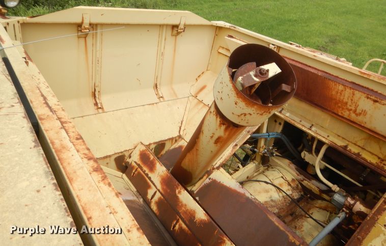 image for item IP9896 1982 New Holland TR85  combine