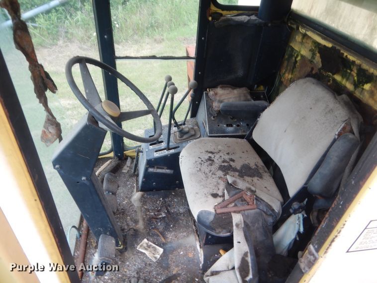 image for item IP9896 1982 New Holland TR85  combine