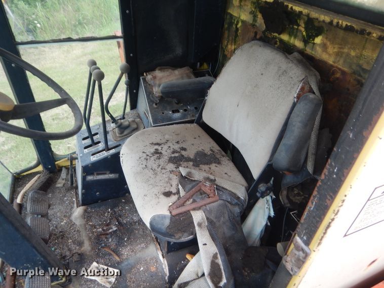 image for item IP9896 1982 New Holland TR85  combine