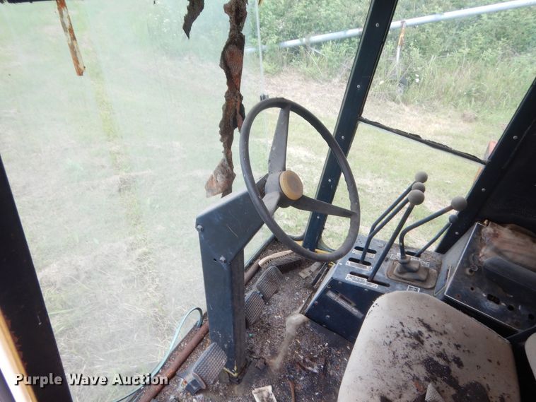 image for item IP9896 1982 New Holland TR85  combine