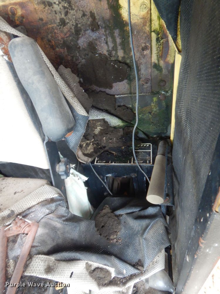 image for item IP9896 1982 New Holland TR85  combine