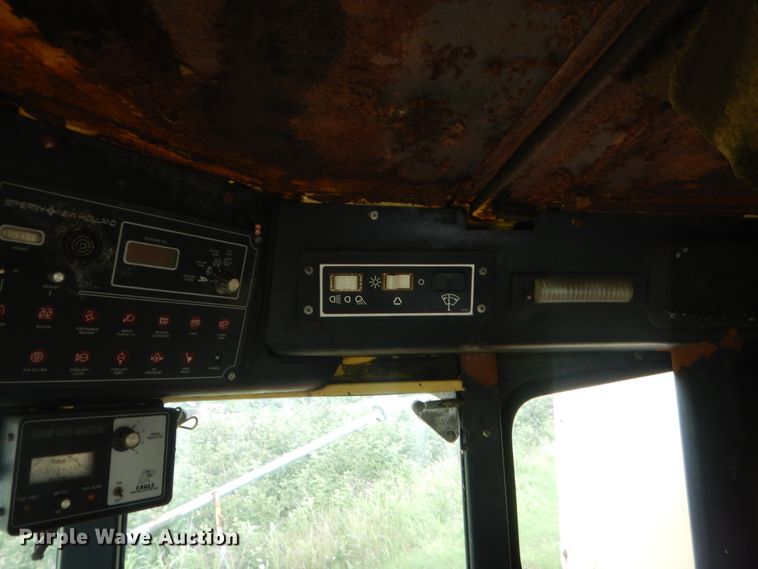 image for item IP9896 1982 New Holland TR85  combine