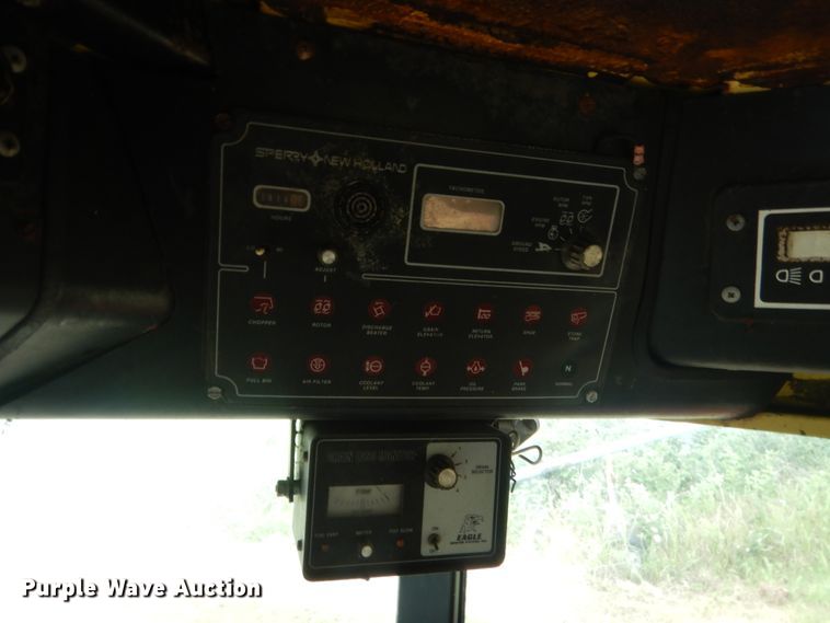 image for item IP9896 1982 New Holland TR85  combine