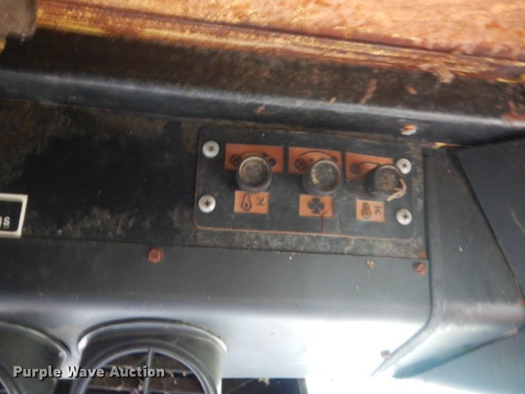 image for item IP9896 1982 New Holland TR85  combine