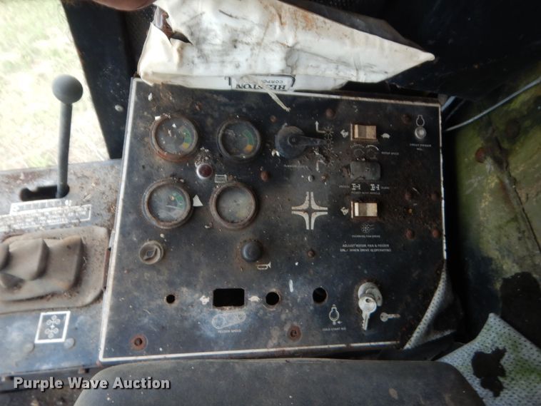 image for item IP9896 1982 New Holland TR85  combine