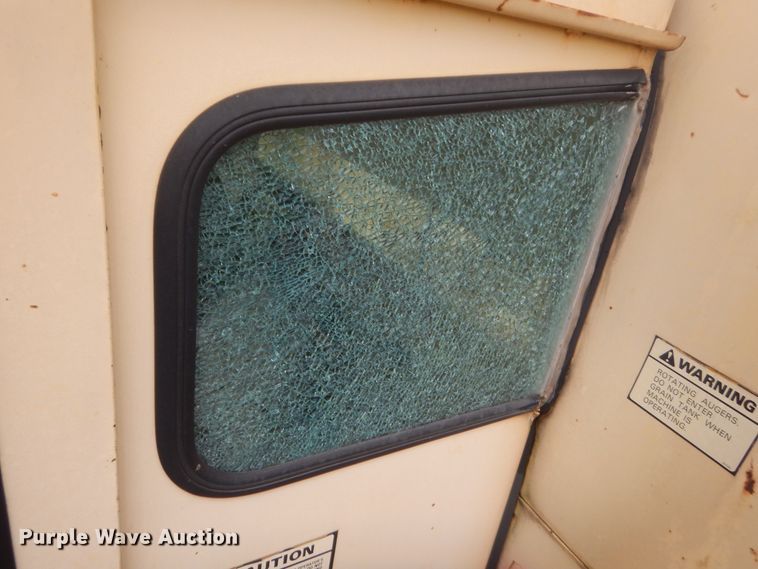 image for item IP9896 1982 New Holland TR85  combine