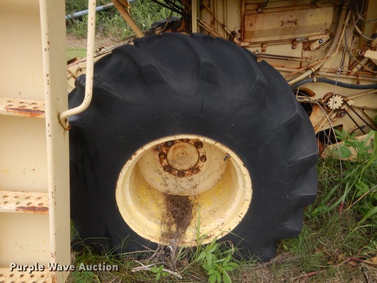 image for item IP9896 1982 New Holland TR85  combine