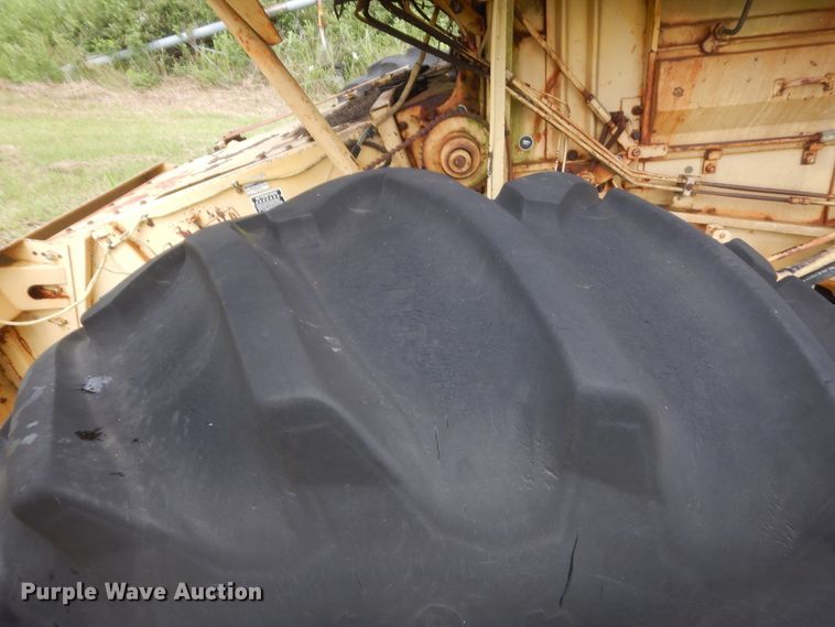 image for item IP9896 1982 New Holland TR85  combine