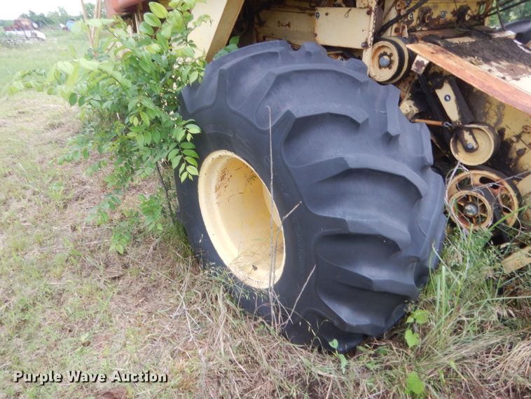 image for item IP9896 1982 New Holland TR85  combine