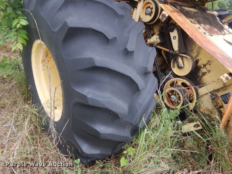 image for item IP9896 1982 New Holland TR85  combine