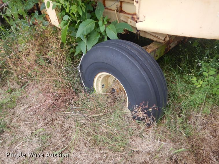 image for item IP9896 1982 New Holland TR85  combine