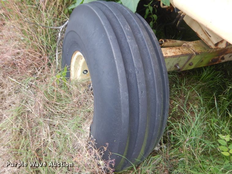 image for item IP9896 1982 New Holland TR85  combine