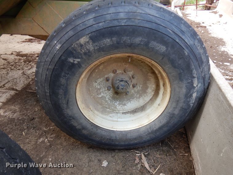 image for item IT9392 Parker 625  gravity wagon