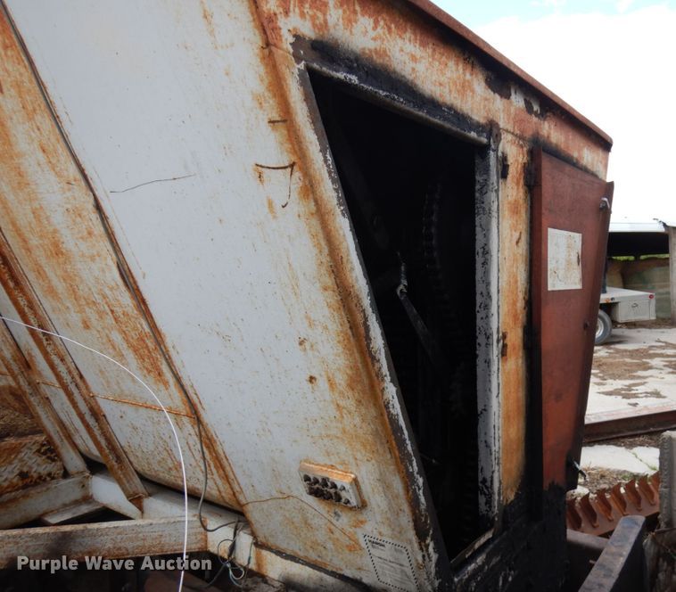 image for item IT9393 1982 International 1754  feed mixer truck